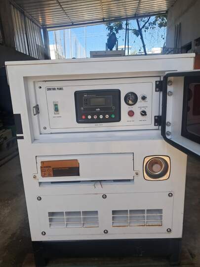 Generador Diesel Blanco en Buen Estado